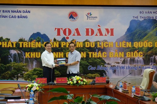 Phó Tổng cục trưởng TCDL Hà Văn Siêu tặng vật phẩm quảng bá Du lịch cho Phó Chủ tịch UBND tỉnh Cao Bằng